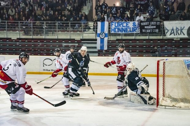 Photo hockey  - Division 1 - Quart de Finale match 5 : Marseille vs Brianon  - Clap de fin pour les Spartiates