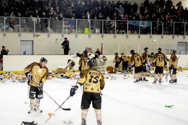 Photo hockey  - Division 3 : journes des 26 - 27 novembre 2016 : Dammarie-les-Lys vs Courbevoie  - Des buts et des peluches