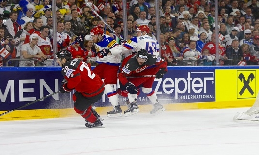 Photo hockey Championnats du monde -  : Canada (CAN) vs Russie (RUS) - Le Canada se sort du pige Russe.