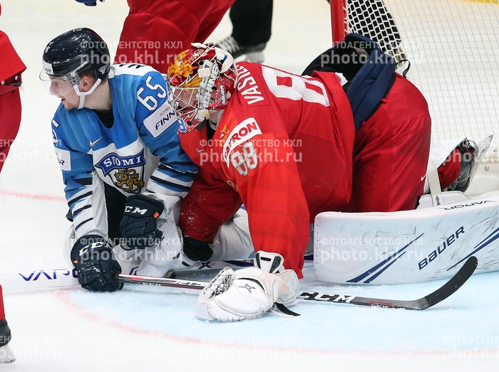 Photo hockey Championnats du monde -  : Russie (RUS) vs Finlande (FIN) - Le lion finlandais mange l