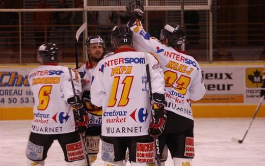Photo hockey Coupe de la Ligue ARCHIVES - Coupe de la Ligue : 1/8me, 1re journe : Chamonix  vs Morzine-Avoriaz - Les Pingouins volent la peau des Chamois