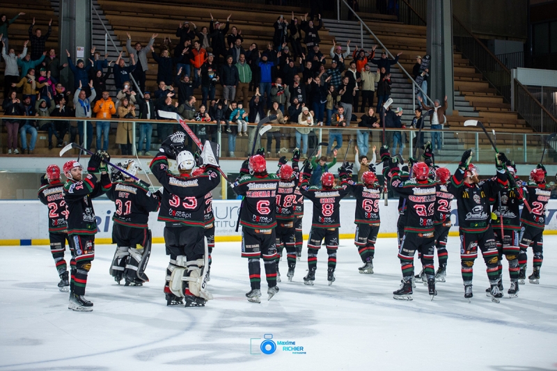 Photo hockey Division 1 - Division 1 - 1/4 de Finale - Match 4 : Mont-Blanc vs Caen  - Mont-Blanc force un 5me match