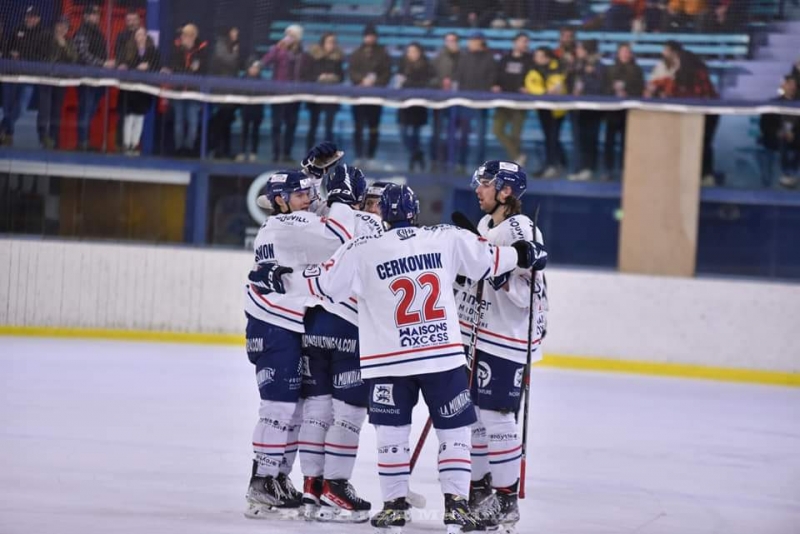 Photo hockey Division 1 - Division 1 : 26ème journée : Mont-Blanc vs Caen  - Mont-Blanc battu, la légende Aimonetto célébrée !