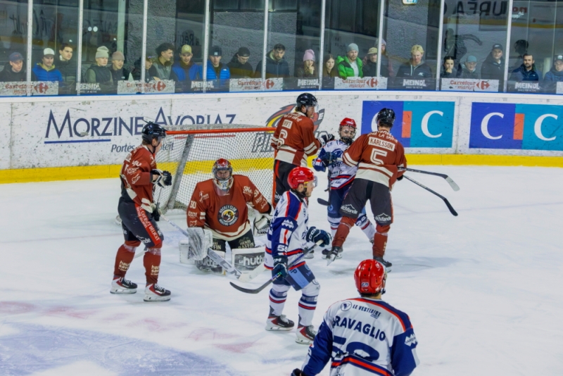 Photo hockey Division 1 - Division 1 : 26�me journ�e : Morzine-Avoriaz vs Lyon - Morzine bris� dans son �lan