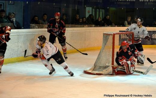 Photo hockey Division 1 - Division 1 : demi-finale, match 1 : Neuilly/Marne vs Nice - Neuilly grille une cartouche Photo hockey Division 1 - Division 1 : demi-finale, match 1 : Neuilly/Marne vs Nice - Neuilly grille une cartouche
