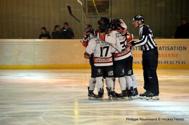 Photo hockey Division 1 - Division 1 : demi-finale, match 1 : Neuilly/Marne vs Nice - Neuilly grille une cartouche