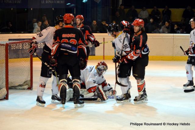 Photo hockey Division 1 - Division 1 : demi-finale, match 1 : Neuilly/Marne vs Nice - Neuilly grille une cartouche Photo hockey Division 1 - Division 1 : demi-finale, match 1 : Neuilly/Marne vs Nice - Neuilly grille une cartouche