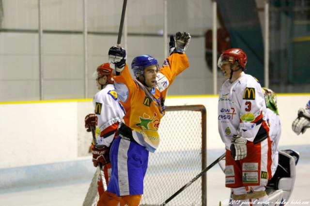 Photo hockey Division 2 - D2 : 1�re journ�e - B : Clermont-Ferrand vs Amn�ville - Improbable victoire clermontoise, mais acquise au finish