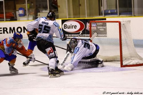 Photo hockey Division 2 - D2 : 6me journe - B : Clermont-Ferrand vs Tours  - Les Sangliers nont pas franchi les Remparts 