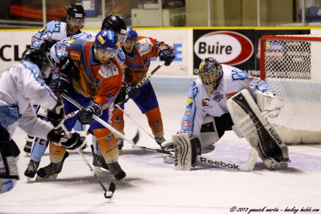 Photo hockey Division 2 - D2 : 6me journe - B : Clermont-Ferrand vs Tours  - Les Sangliers nont pas franchi les Remparts 