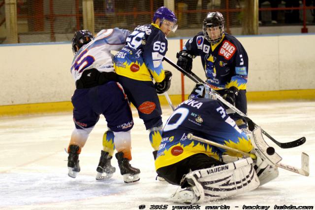 Photo hockey Division 2 - D2 : Play Off - 1/8me de finale - Aller : Limoges vs Clermont-Ferrand - Les Taureaux de Feu dans la douleur