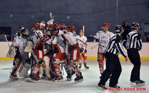 Photo hockey Division 2 - D2 : Play Off - 1/8me de finale - Retour : Paris (FV) vs Amnville - Les Volants au tapis