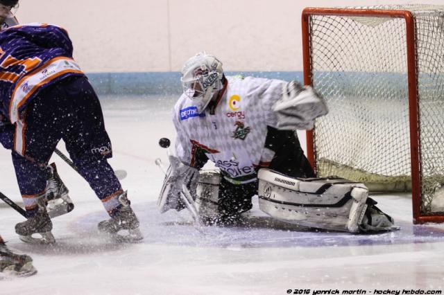 Photo hockey Division 2 - D2 : Play Off - Finale - match 1 : Clermont-Ferrand vs Cergy-Pontoise - Clermont : un patin vers le titre