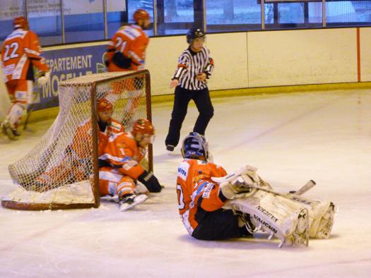 Photo hockey Division 2 - D2 : play-off, 1/2 finale, match aller : Amnville vs Tours  - Le suspense reste entier