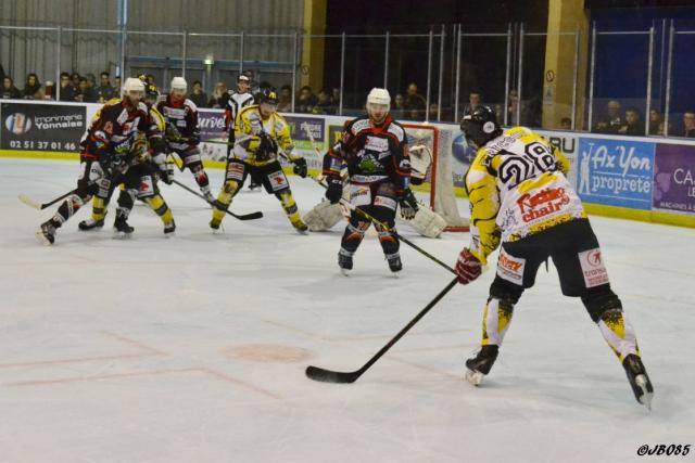 Photo hockey Division 2 - D2 : Play Off 1/2 finale - match 2 : La Roche-sur-Yon vs Chambry - LAigle imprial fait chavirer de bonheur le nid