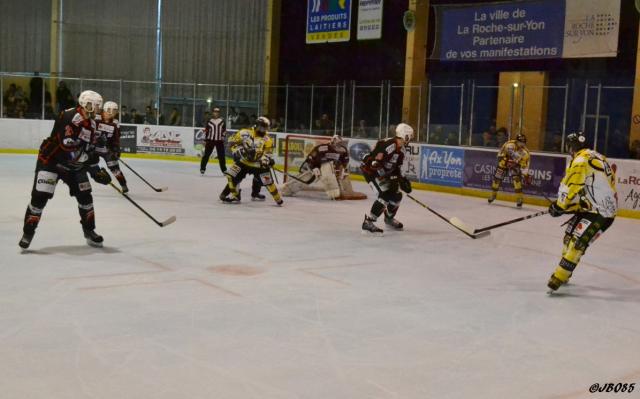 Photo hockey Division 2 - D2 : Play Off 1/2 finale - match 2 : La Roche-sur-Yon vs Chambry - LAigle imprial fait chavirer de bonheur le nid
