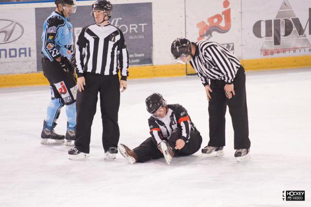 Photo hockey Division 2 - D2 : Play Off 1/4 de finale - Aller : Tours  vs Valence - Un pas de gant...