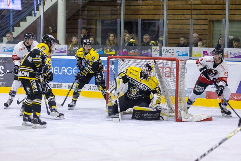 Photo hockey Division 2 - D2 : Play-off 1/4 de Finale Aller : Roanne vs Morzine-Avoriaz - Roanne dfait par indiscipline ???