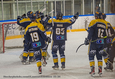 Photo hockey Division 2 - Division 2 - 1/4 de Finale - Match 1 : Villard-de-Lans vs La Roche-sur-Yon - Les Ours cartent les Hogly 