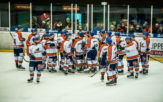 Photo hockey Division 2 - Division 2 : 12me journe : Morzine-Avoriaz vs Clermont-Ferrand - Le Sanglier charge le Pingouin