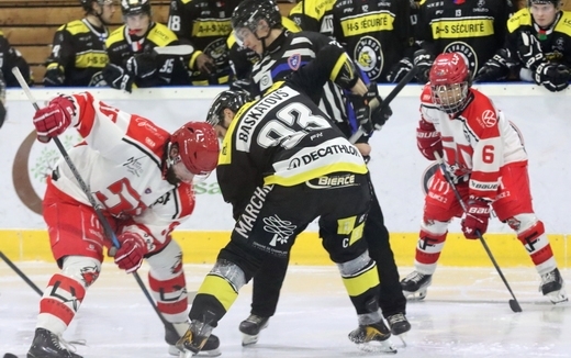 Photo hockey Division 2 - Division 2 : 16�me journ�e : Roanne vs Valence - Roanne tr�buche sur sa glace
