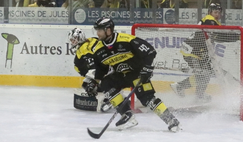 Photo hockey Division 2 - Division 2 : 16�me journ�e : Roanne vs Valence - Roanne tr�buche sur sa glace