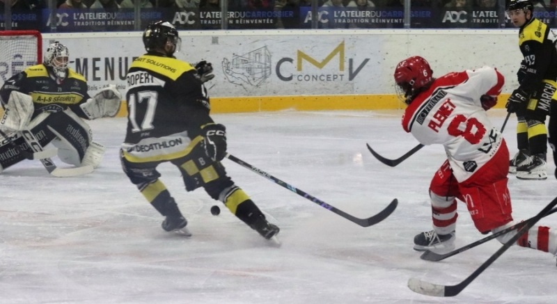 Photo hockey Division 2 - Division 2 : 16�me journ�e : Roanne vs Valence - Roanne tr�buche sur sa glace