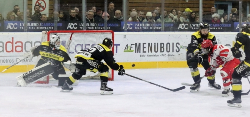 Photo hockey Division 2 - Division 2 : 16�me journ�e : Roanne vs Valence - Roanne tr�buche sur sa glace