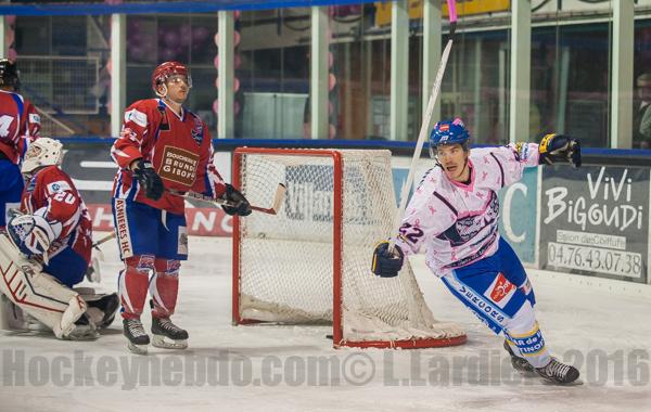 Photo hockey Division 2 - Division 2 : 18me journe - A : Villard-de-Lans vs Asnires - Villard fait le spectacle en rose ! 
