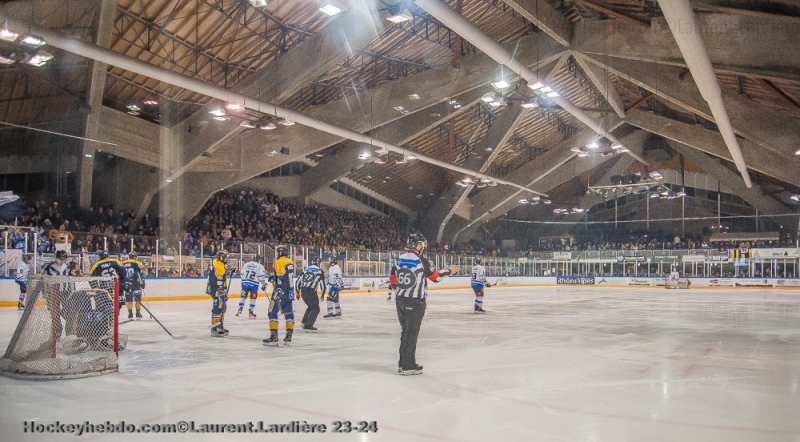 Photo hockey Division 2 - Division 2 - Finale - Match 3 : Villard-de-Lans vs Courchevel-Mribel-Pralognan - Les Ours  un match du titre 