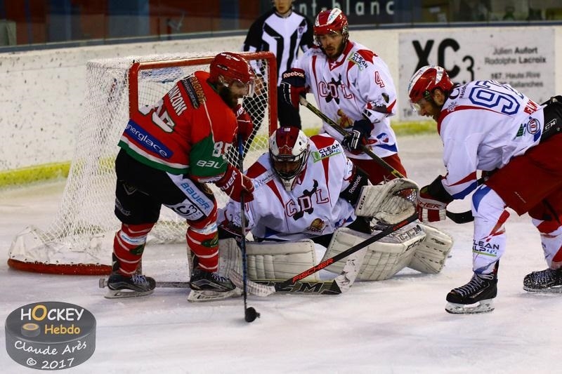 Photo hockey Division 2 - Division 2 - Play-off , finale, match 3 : Mont-Blanc vs Annecy - D2 : Le Chevalier blessé puis anobli !