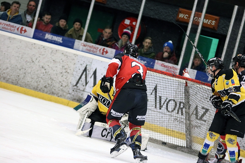 Photo hockey Division 2 - Division 2 : playoff, huitime de finale, match 1 : Morzine-Avoriaz vs Rouen II - Morzine se sort du pige