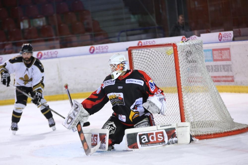 Photo hockey Division 3 - D3 - carré final - J2 : La Roche-sur-Yon vs Dammarie-les-Lys - Le vol de l