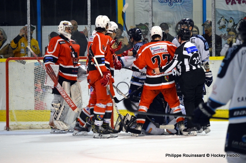 Photo hockey Division 3 - D3 -1/4 finale Retour : Dijon  vs Tours II - Messire le Duc abat les Remparts