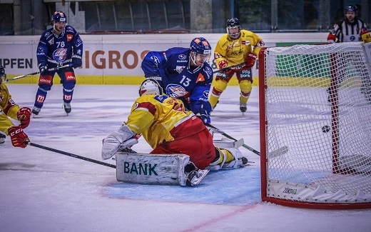Photo hockey Hockey en Europe -  : Zürich vs Düsseldorf - Zürich de la tête et des épaules
