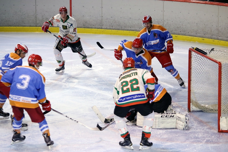 Photo hockey Hockey en France -  : Annecy vs Mont-Blanc - Le preux Chevalier terrasse le Yti