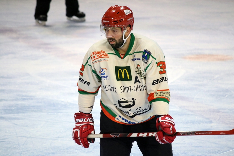 Photo hockey Hockey en France -  : Annecy vs Mont-Blanc - Le preux Chevalier terrasse le Yti