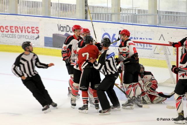 Photo hockey Hockey en France -  : Chamonix / Morzine vs Neuilly/Marne - Riviera Cup : Les Bisons bloquent la voie du Pionnier