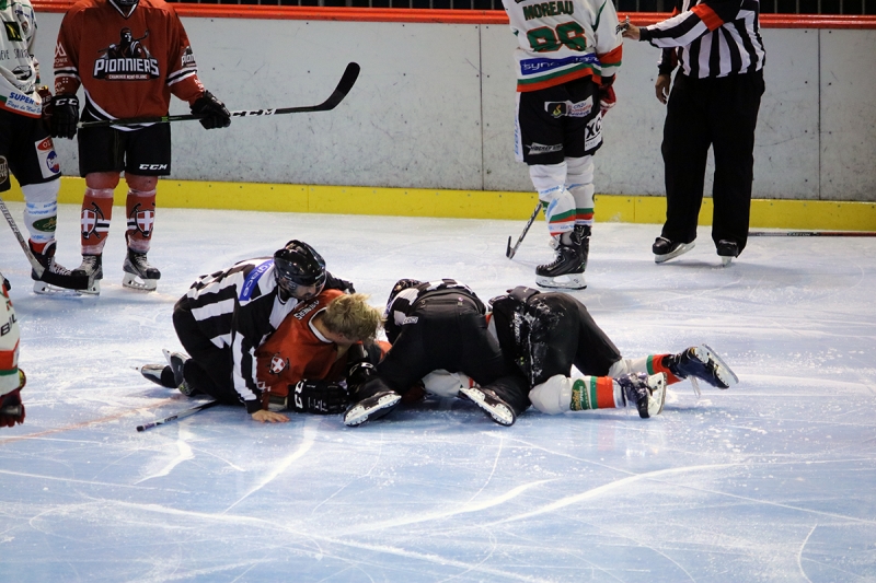 Photo hockey Hockey en France -  : Chamonix  vs Mont-Blanc - Les Pionniers  lassaut du Mont-Blanc