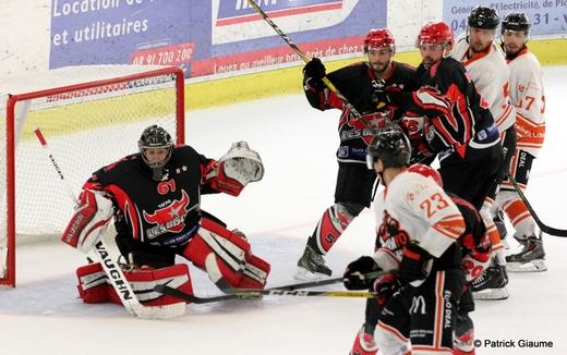 Photo hockey Hockey en France -  : Epinal  vs Neuilly/Marne - Riviera Cup : Les Bisons chargent