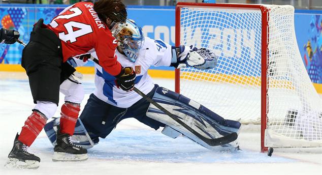 Photo hockey Jeux olympiques - Jeux olympiques - JO : Finlande vs Canada - Les Canadiennes au finish