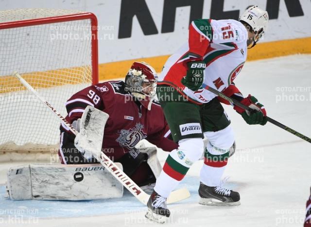 Photo hockey KHL - Kontinental Hockey League - KHL - Kontinental Hockey League - KHL : David fait mordre la glace  Goliath