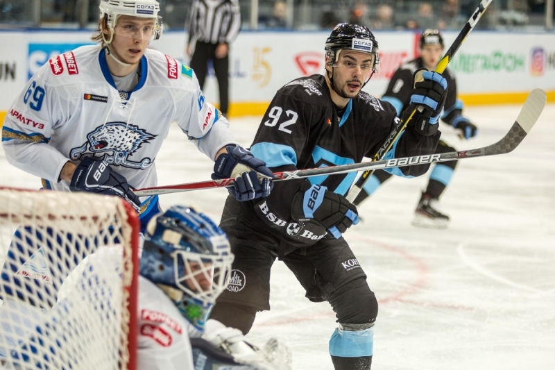 Photo hockey KHL - Kontinental Hockey League - KHL - Kontinental Hockey League - KHL : La panthre vite la charge du bison