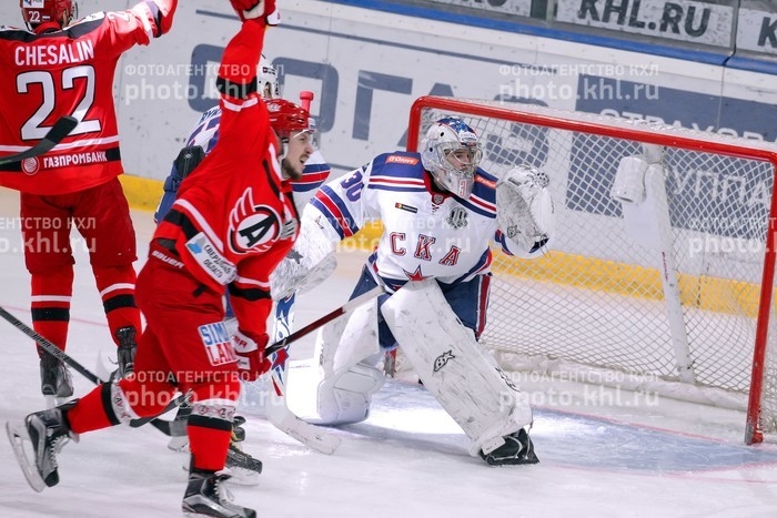 Photo hockey KHL - Kontinental Hockey League - KHL - Kontinental Hockey League - KHL : Le gant passe sous les roues