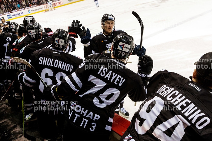 Photo hockey KHL - Kontinental Hockey League - KHL - Kontinental Hockey League - KHL : Sous les roues du Traktor