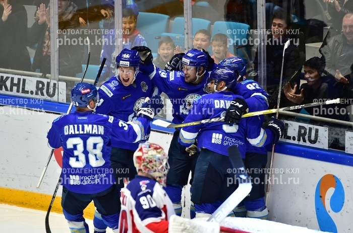 Photo hockey KHL - Kontinental Hockey League - KHL - Kontinental Hockey League - KHL : Une panthre chasse l