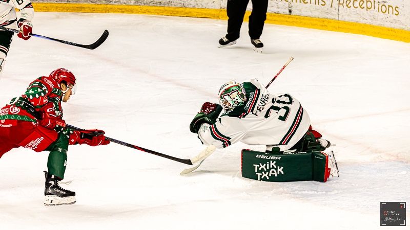 Photo hockey Ligue Magnus - Ligue Magnus  : 27�me journ�e : Cergy-Pontoise vs Anglet - Le Hormadi : cadeau de no�l de Sokay aux Jokers
