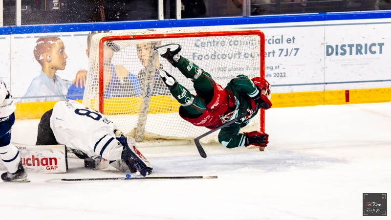 Photo hockey Ligue Magnus - Ligue Magnus  : 34�me journ�e : Cergy-Pontoise vs Gap  - Cergy s�en sort par un trou de souris face � Gap