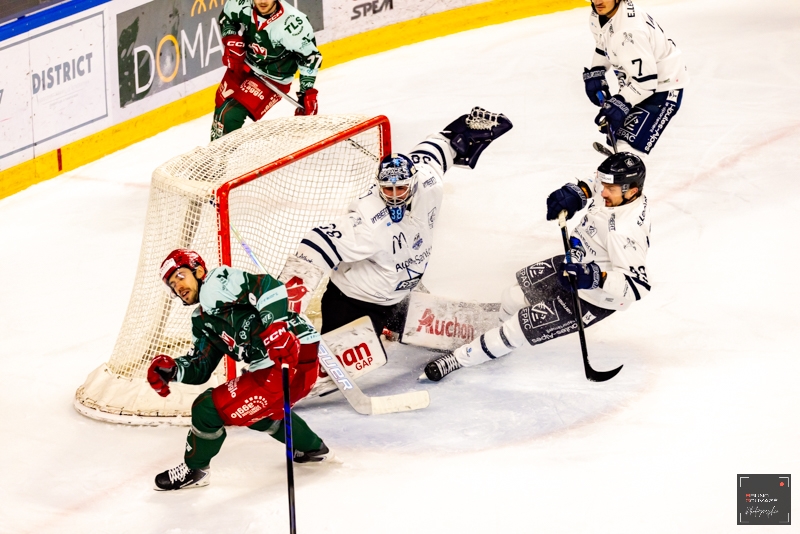 Photo hockey Ligue Magnus - Ligue Magnus  : 34�me journ�e : Cergy-Pontoise vs Gap  - Cergy s�en sort par un trou de souris face � Gap