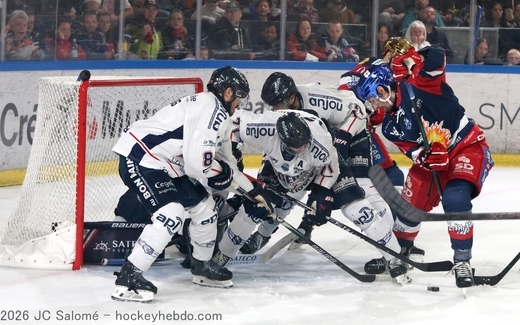 Photo hockey Ligue Magnus - Ligue Magnus - 1/2 de Finale - Match 5 : Grenoble  vs Angers  - Boivin montre la voie � ses partenaires